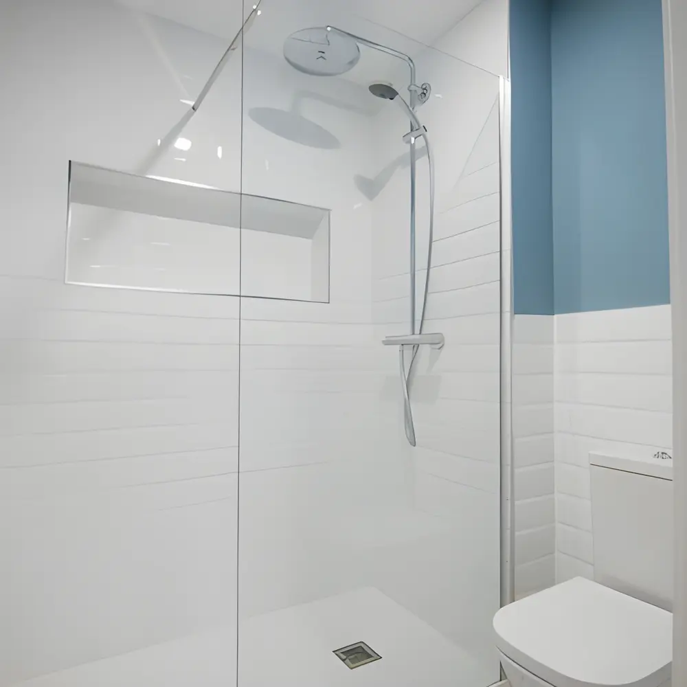Alicatado de azulejos en un baño de Cáceres