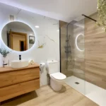 Baño reformado en Cáceres con mampara y grifería nueva