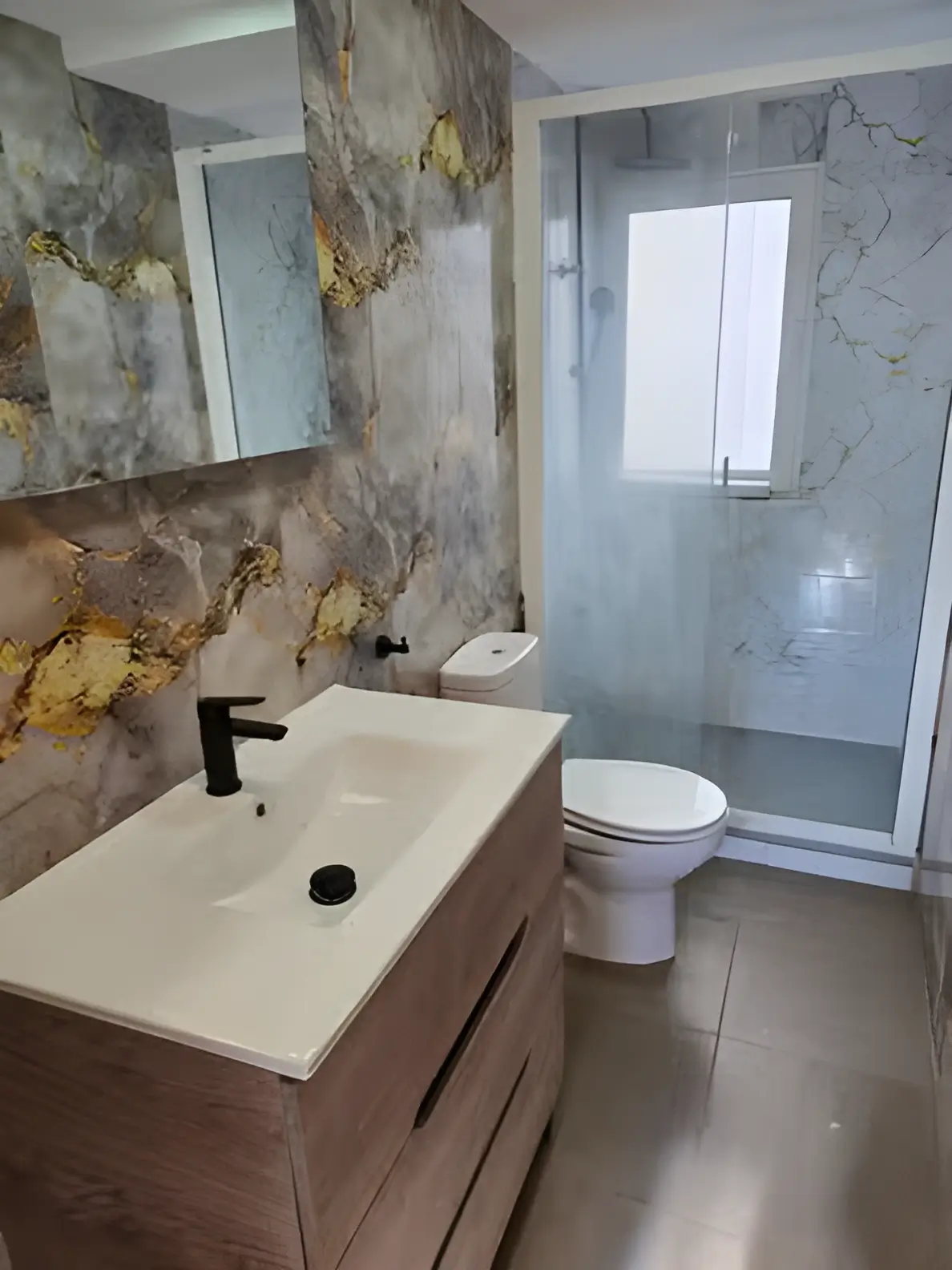 Reformas de Baños Cáceres con plato de ducha moderno